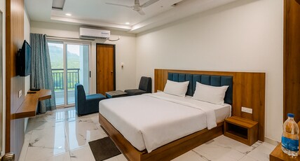 HOTEL KARDHAR INN Room Type - Deluxe Room with Balcony