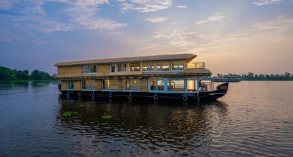 Boats N Beds - Luxury Alleppey Houseboats Room Type - Overnight Luxury Room in a Shared Houseboat