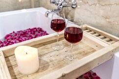 The Luxe Studio Retreat Private Couple Jacuzzi