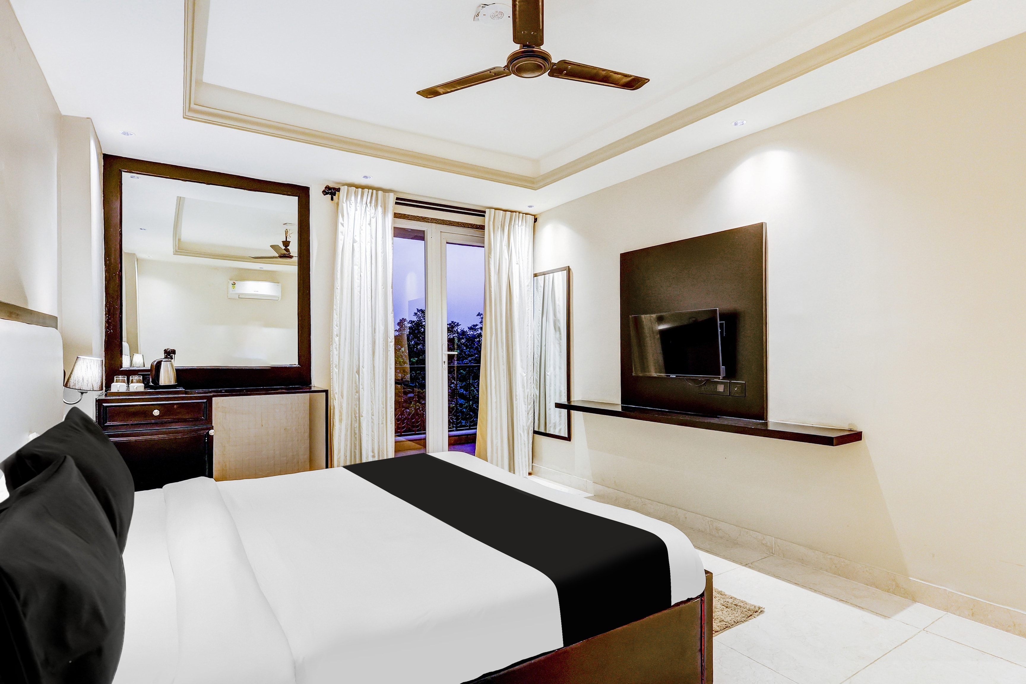 Super Townhouse Oak Udyog Vihar - Tap to explore photos