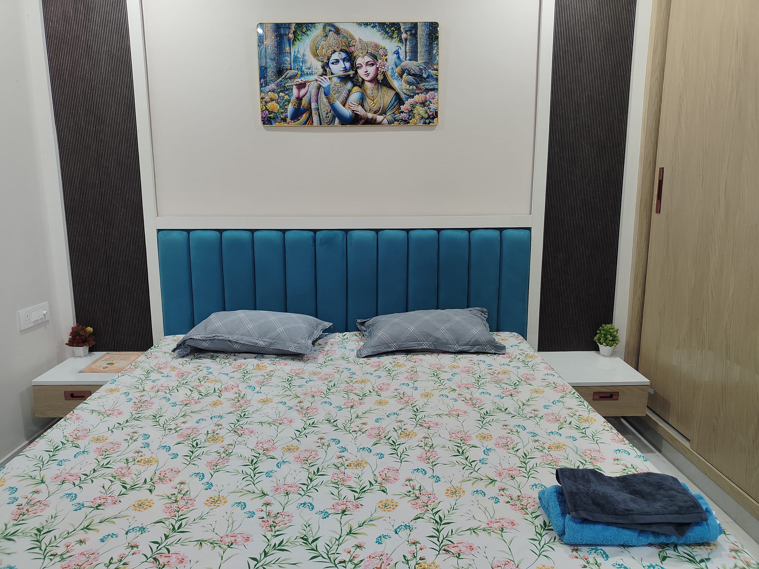 1BHK Radha Raman Kunj 900 Meters from Prem Mandir - Tap to explore photos