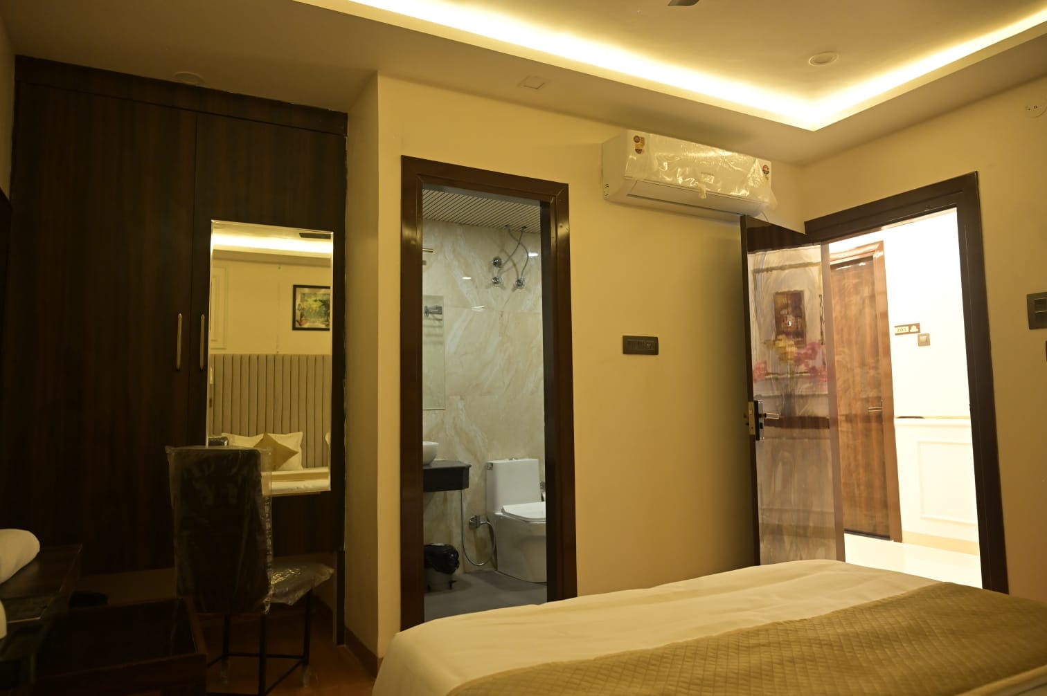 Hotel Bandiram - Tap to explore photos