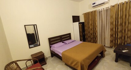 Fraddie Guest House Room Type - Deluxe AC Room