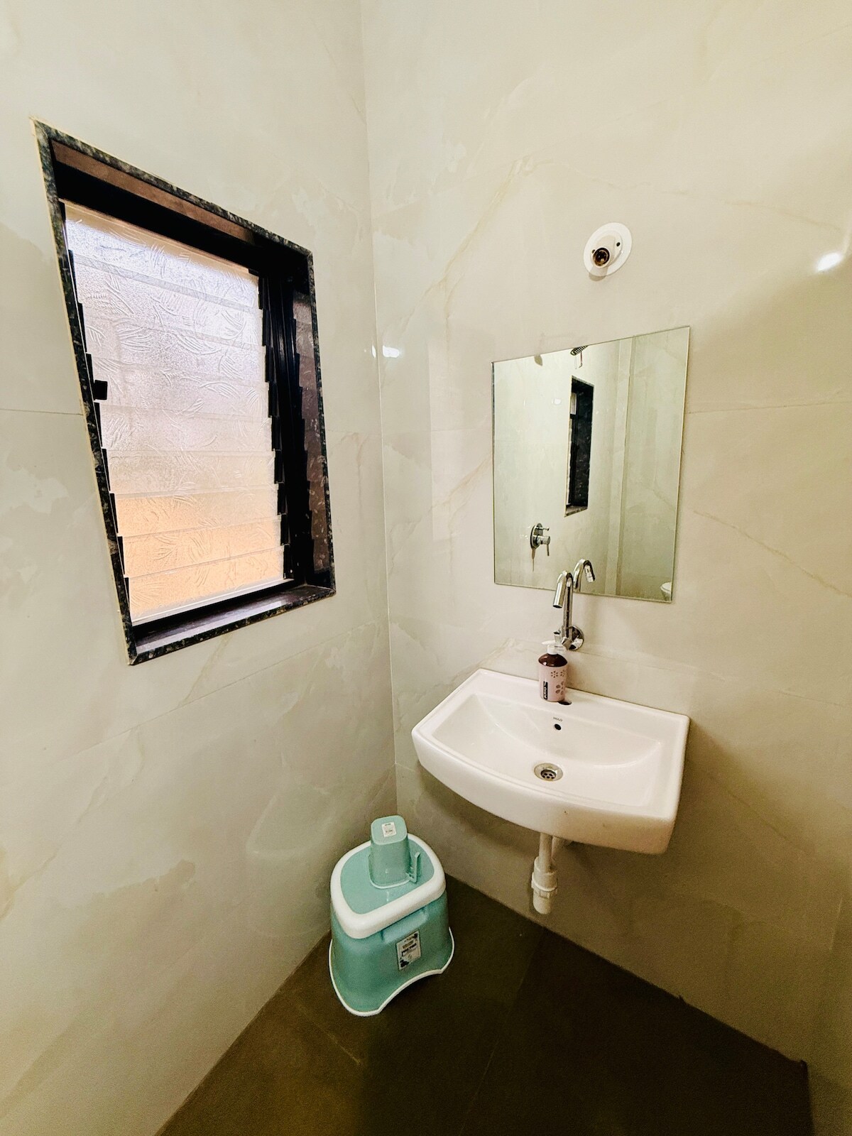 Navyug Delight Resort Rooms Spacious Lawns Park - Tap to explore photos