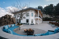 LohonoStays Airyland 7 Bedroom