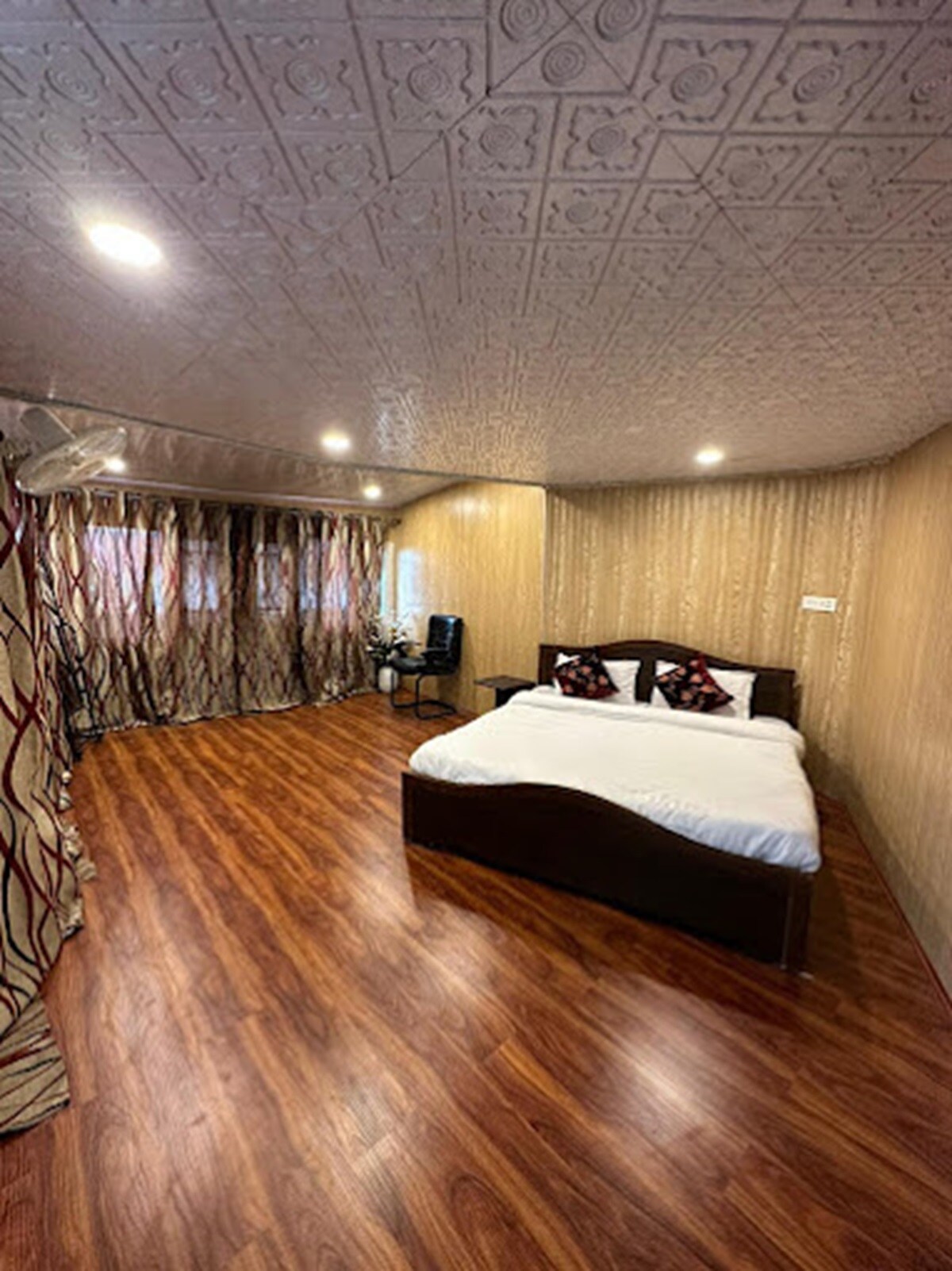 Nigeen Lodge The Lake Resort, Srinagar - Tap to explore photos
