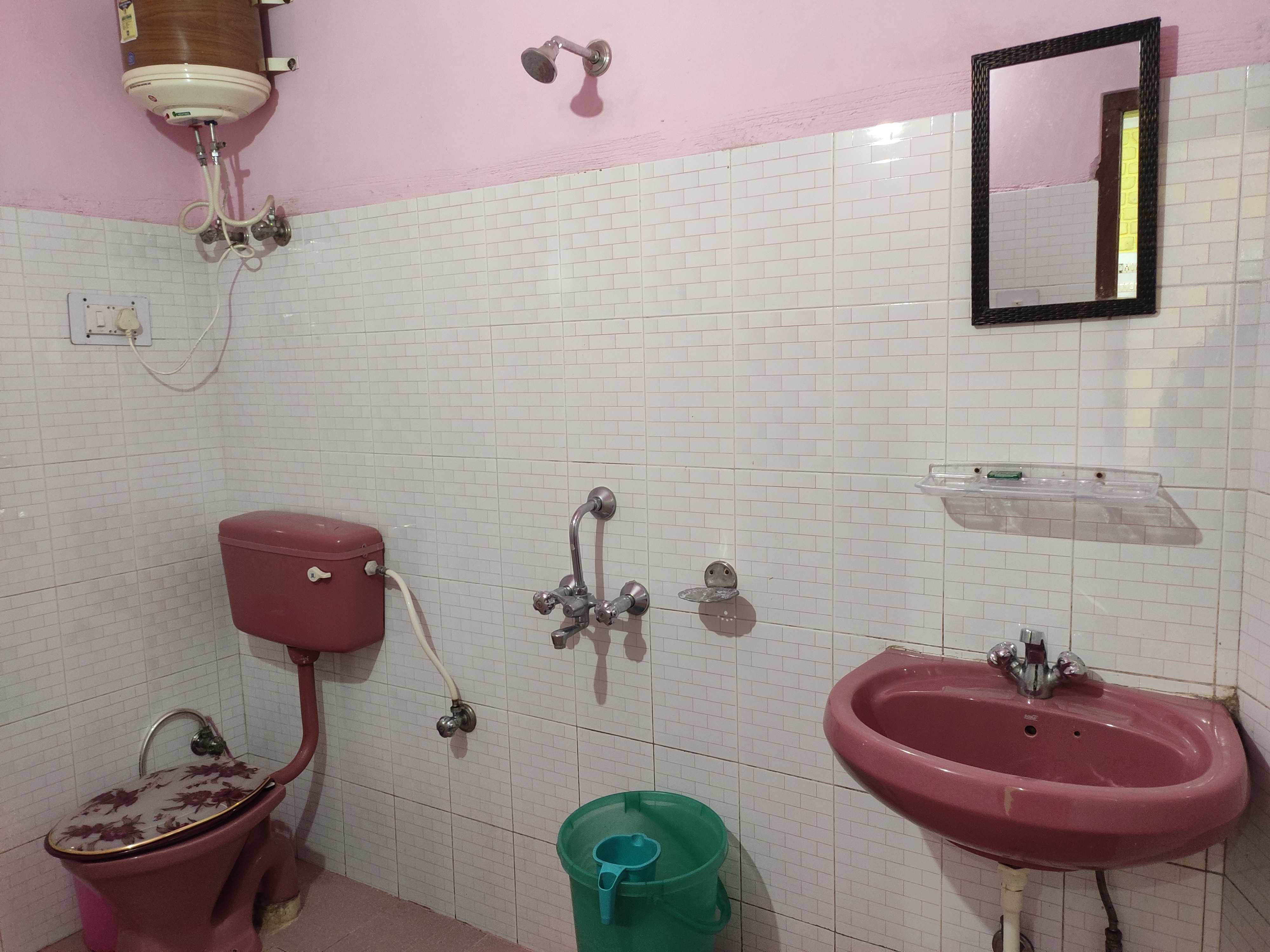 Shree Guest House - Tap to explore photos