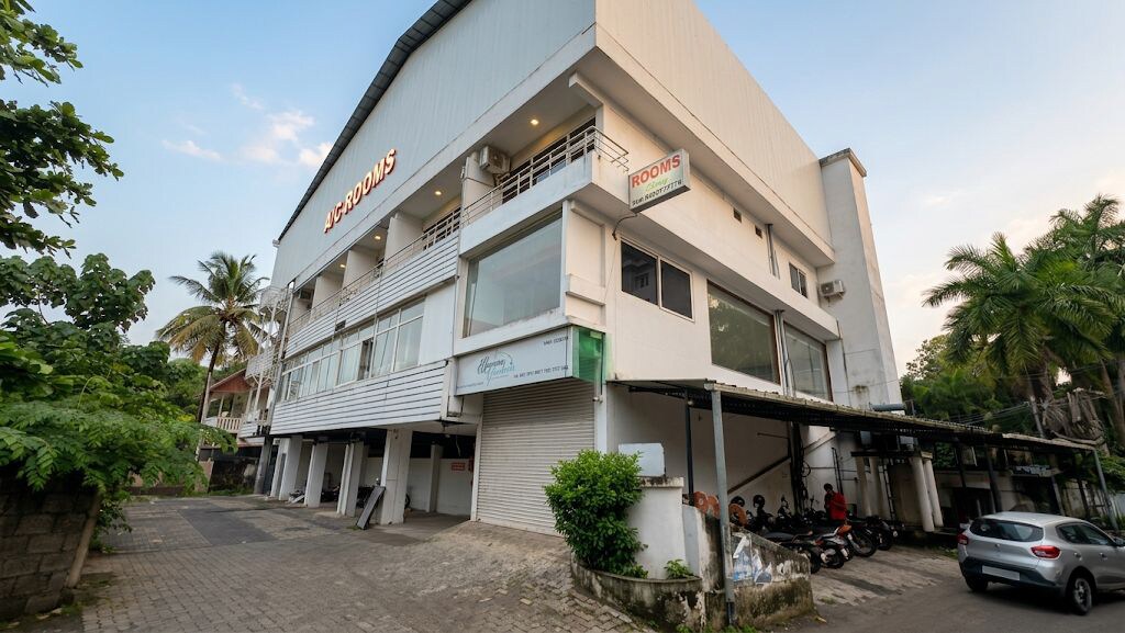 Hotel Crest wood inn kochi - Tap to explore photos