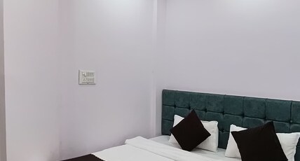 Shree nath palace | Near Deena Chat Bhandar, Godowlia Room Type - Deluxe Room