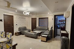 Dream Luxurious 3BHK Apartment IGI Delhi Airport/ ICC