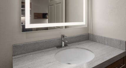 Candlewood Suites MOBILE-DOWNTOWN, an IHG hotel Room Type - 1 Queen Studio Suite