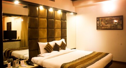 Hotel Royale Ambience Room Type - Royale Deluxe King Bed Room