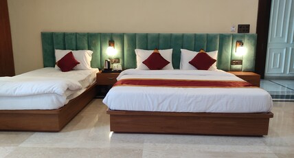 SHRI GANPATI SWEETS RESTAURANT BAKERY BANQUET AND HOTEL Room Type - deluxe triple bedroom