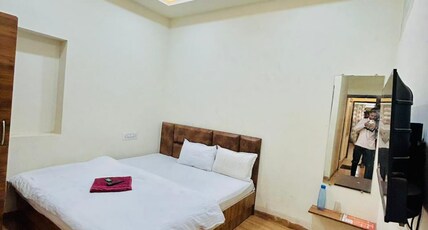 Shri Shambhu Palace Room Type - Deluxe Double Bed room