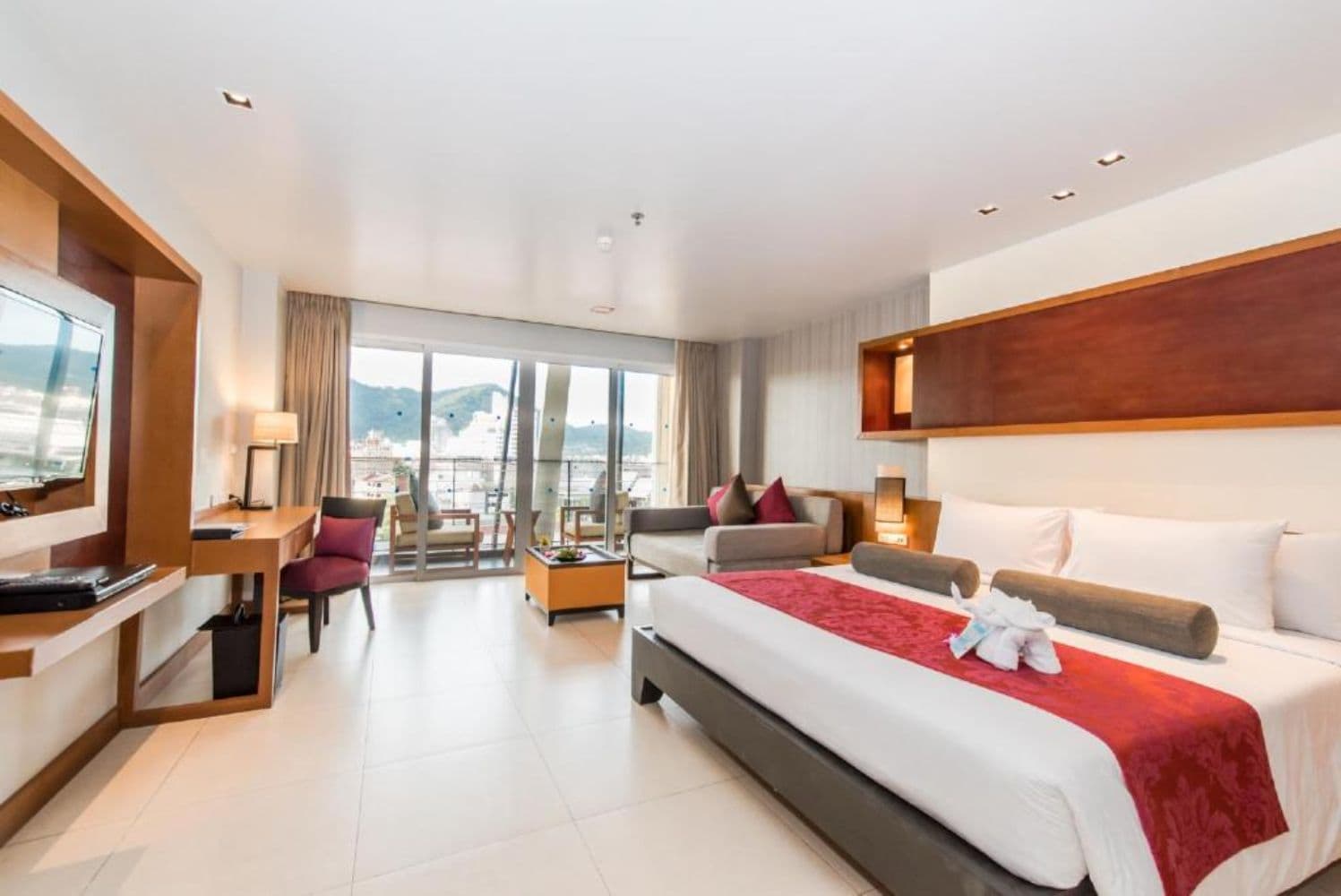 Ashlee Hub Hotel Patong - Tap to explore photos
