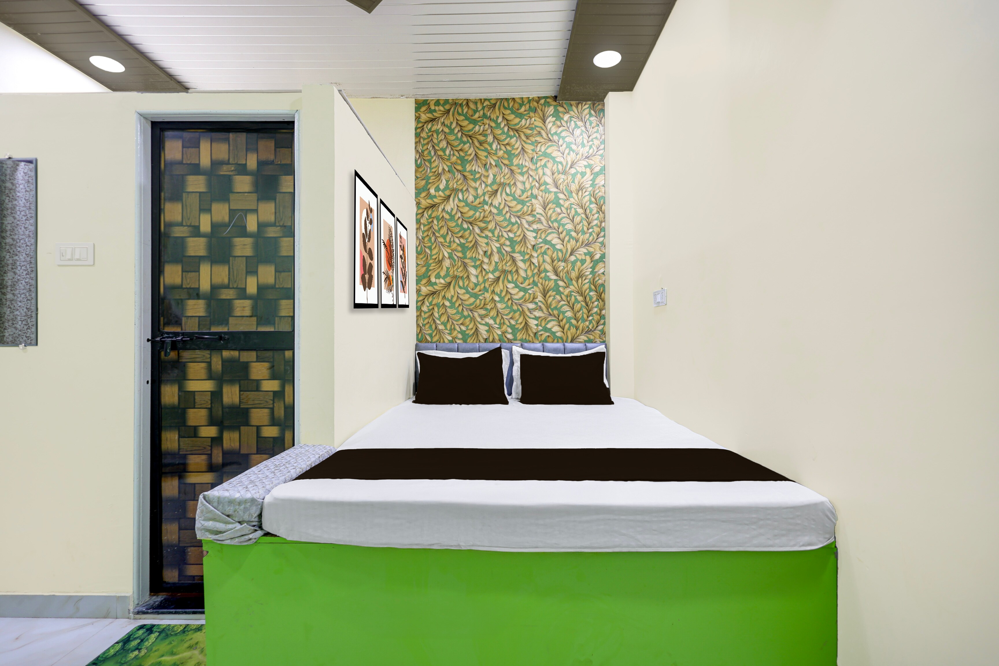HOTEL O GUMTHI - Tap to explore photos