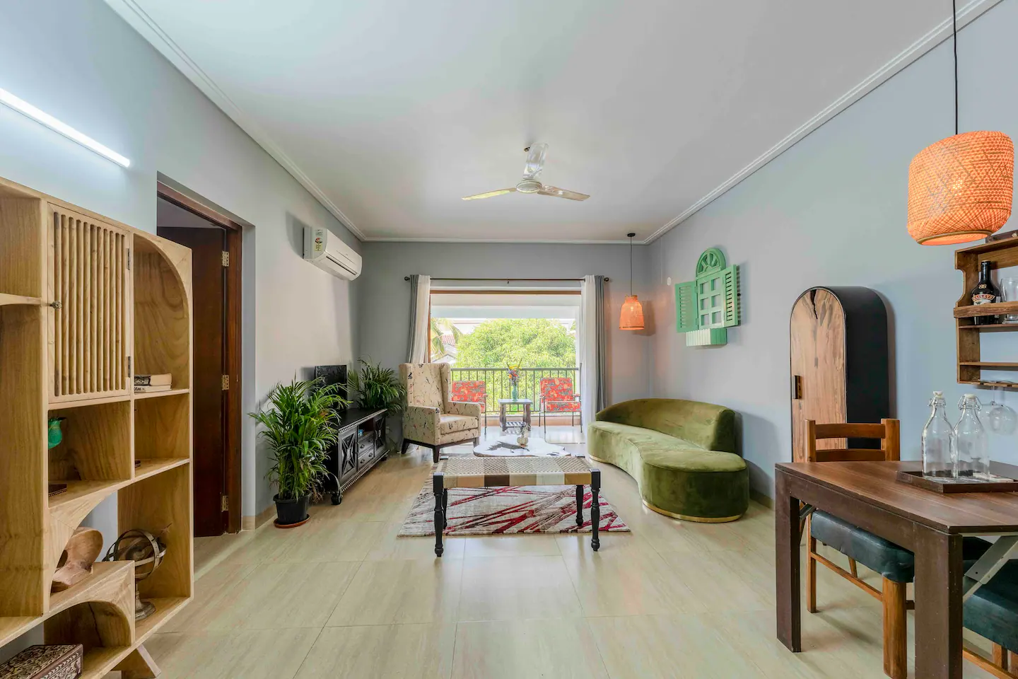 La Riviera - Tap to explore photos