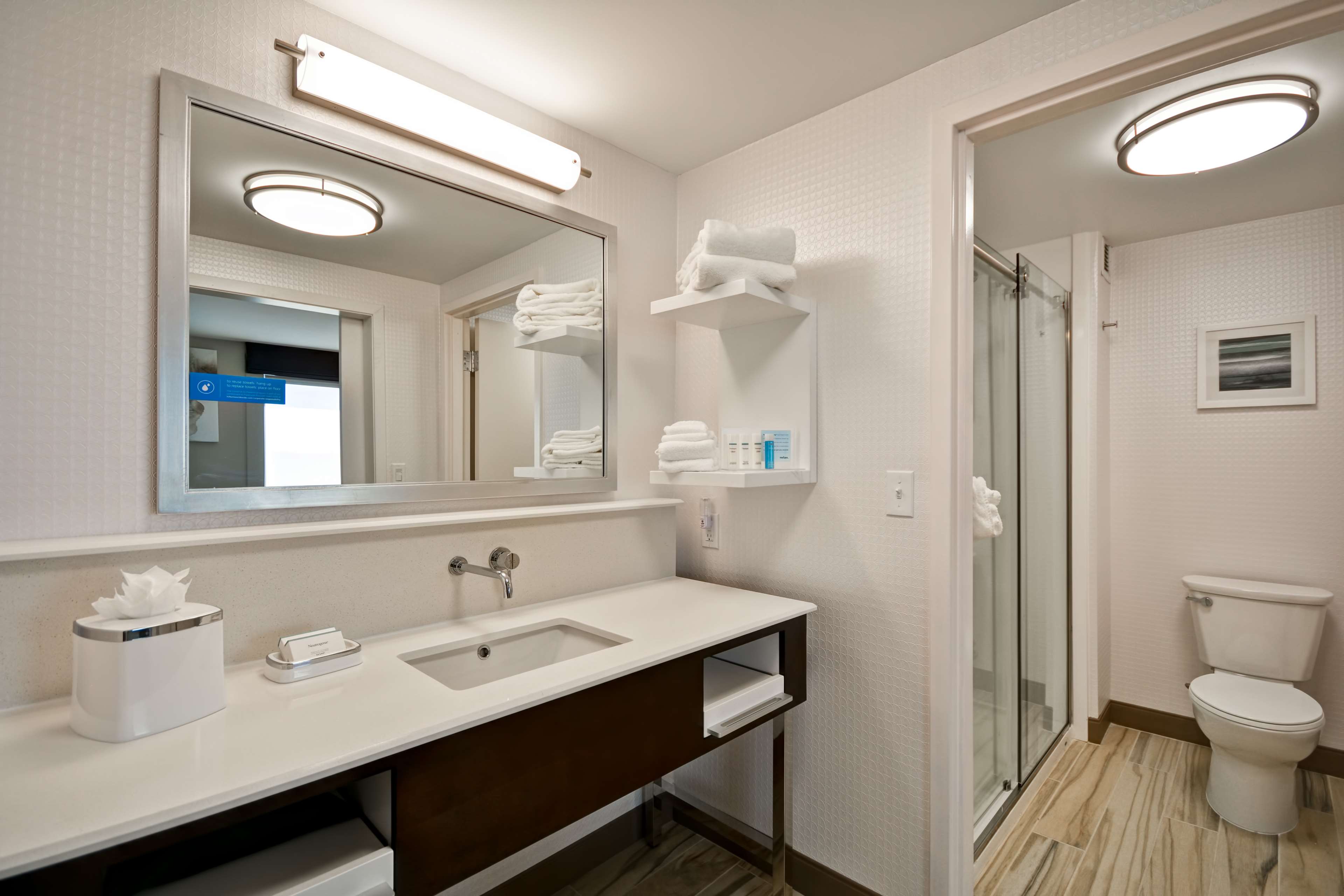 Hampton Inn & Suites by Hilton Detroit/Warren - Tap to explore photos