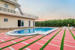 Alaya Stays Lustra Farms With Pvt Pool, Lawn and Terrace near Mini Ladakh
