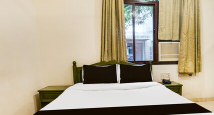 Super Townhouse Oak Prabhat Road Room Type - Super Deluxe Twin Room