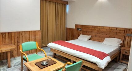 Hotel CM Palace - Pure Vegetarian Room Type - Deluxe Double Room