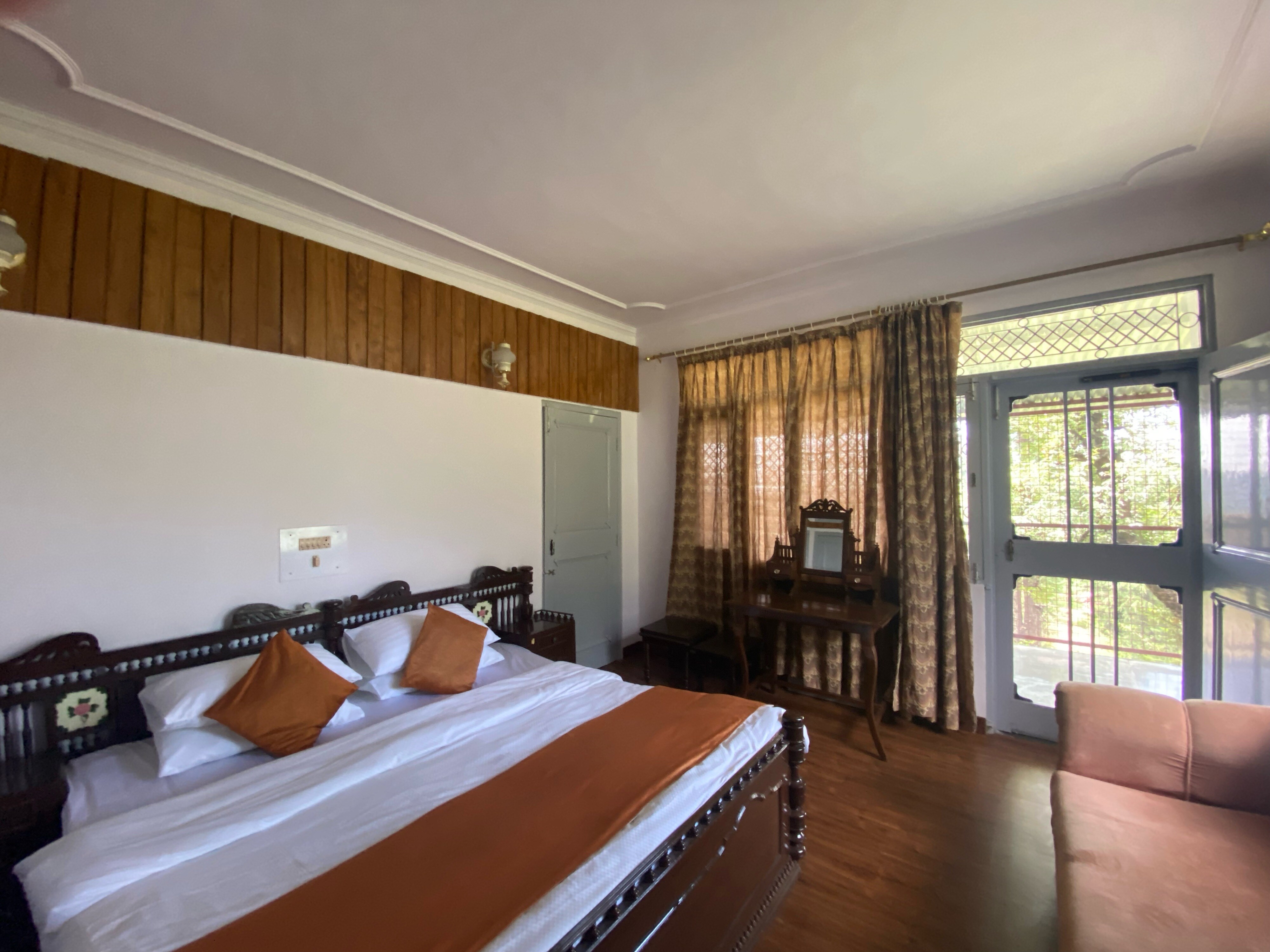 La-ShimLa- 2 BHK Cottage - cook, drive in, views - Tap to explore photos