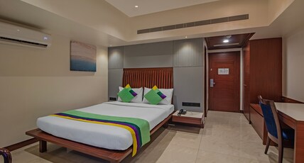 Treebo Regency - Bund Garden, Dhole Patil Road Room Type - Deluxe Room