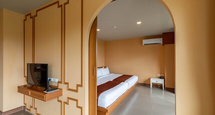 ROYAL PINEAPPLE HOTEL | A Welcome to Wealth and Good Fortune Room Type - Family Suite - Town View