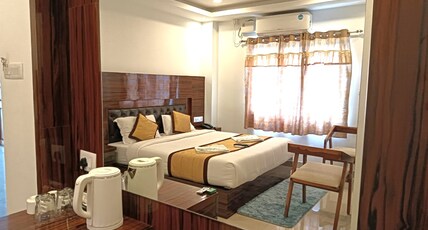 HOTEL KING SAFIRE Room Type - Deluxe Double Bedded