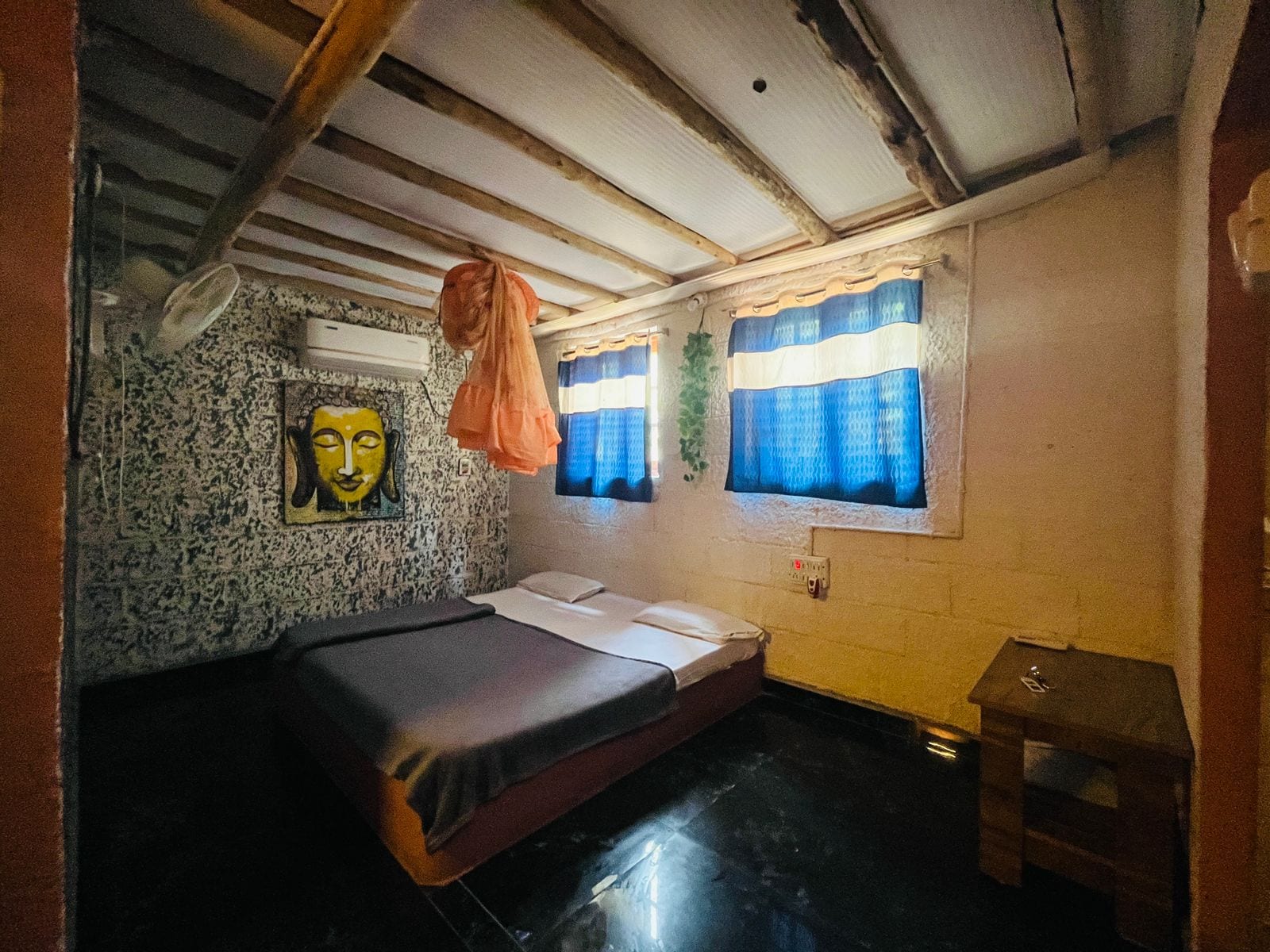 Spykee spot - Tap to explore photos