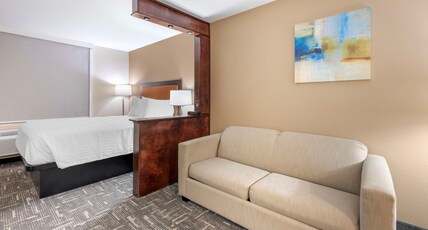 Best Western Post Inn Room Type - Suite-1 King 1 Queen, Non-Smoking, 2 Rooms, Sofabed For One Person, Microwave And Refrigerator, Wi-F