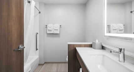 Holiday Inn Express & Suites MARINETTE Room Type - 2 Queen Standard