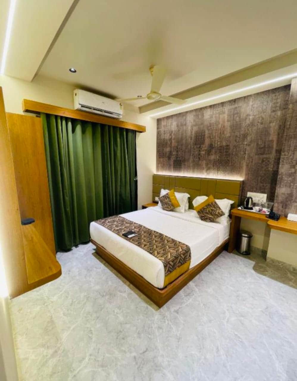 Sunshine Suite near Delhi Airport - Tap to explore photos
