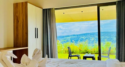 The Breeze Valley Hotel Room Type - Mountain View Room with Balcony (Wall Shower)