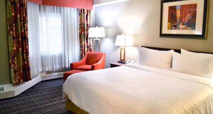 Holiday Inn Express Red Deer, an IHG Hotel Room Type - 1 King Bed Standard