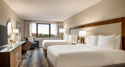 Crowne Plaza Edison, an IHG Hotel Room Type - 2 Queen Standard Mobility Accessible Tub