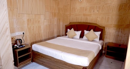 Batra Guest House Varanasi Room Type - Luxury Ac Room in Varanasi | Som Guffa (Room No-104) Batra Guest House Varanasi Room Type - Luxury Ac Room in Varanasi | Som Guffa (Room No-104)