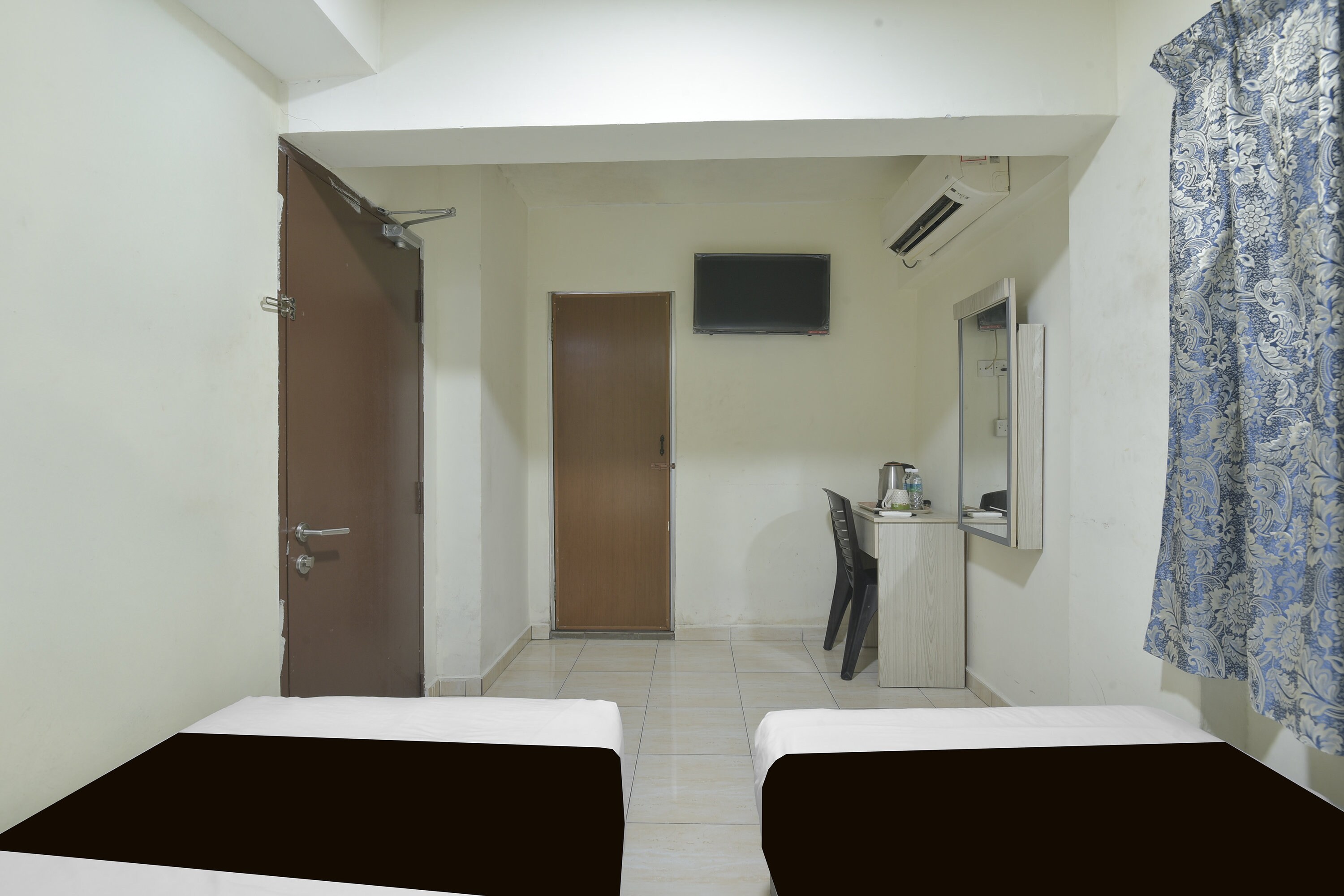 Collection O Axlite Hotel - Tap to explore photos