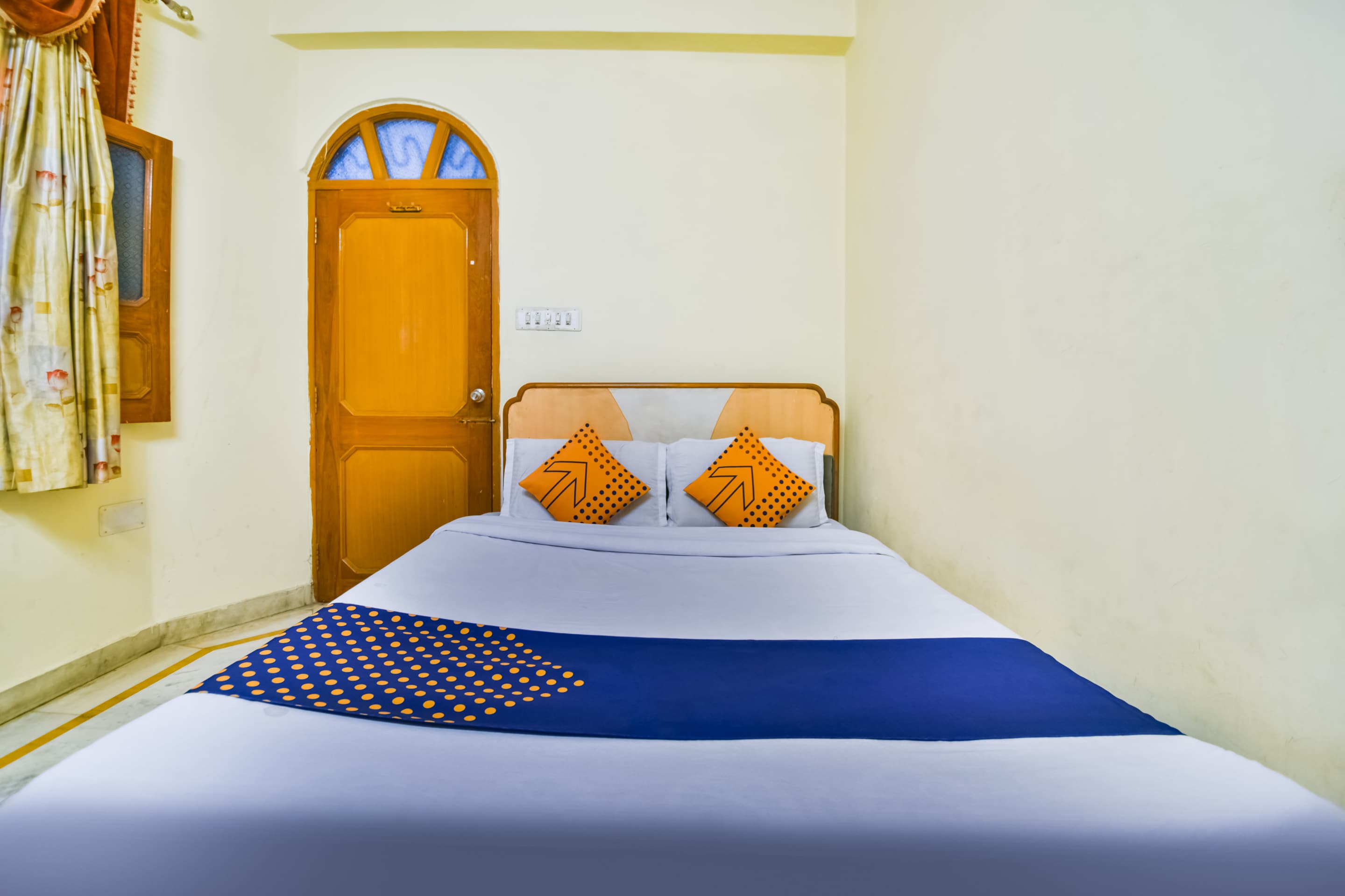 Hari Darshan Hotel - Tap to explore photos