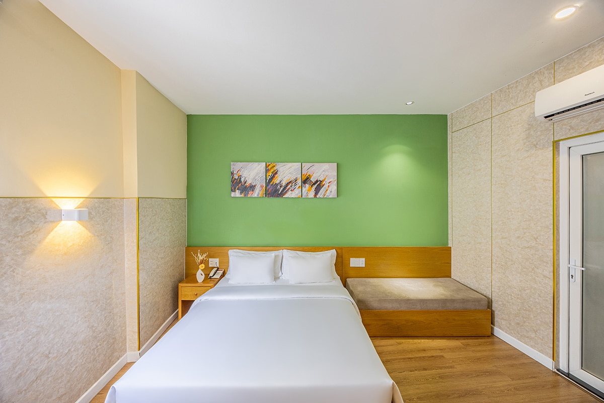 A25 Premium Hotel 142 Bui Thi Xuan - Tap to explore photos