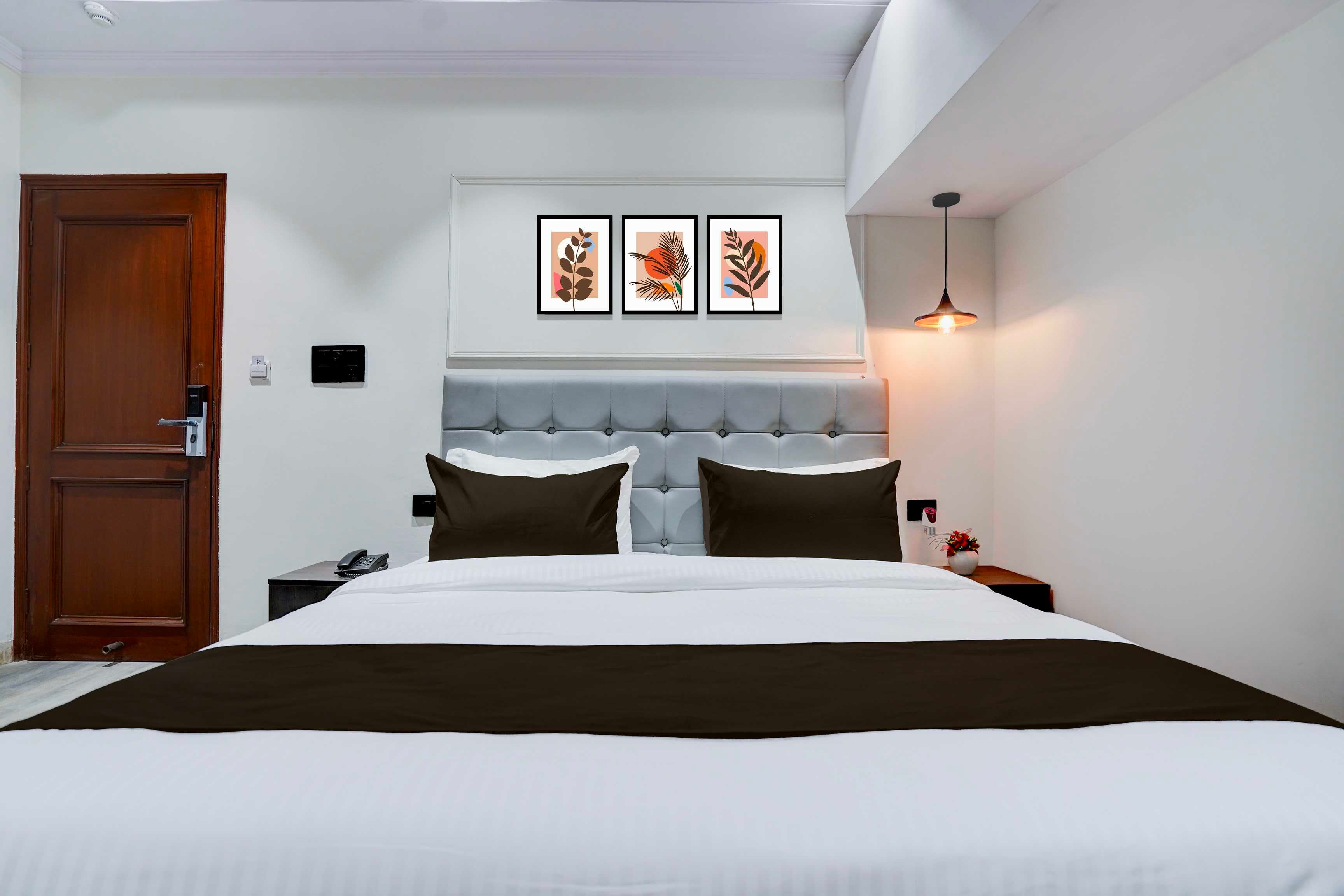 Townhouse Oak Karol Bagh - Tap to explore photos