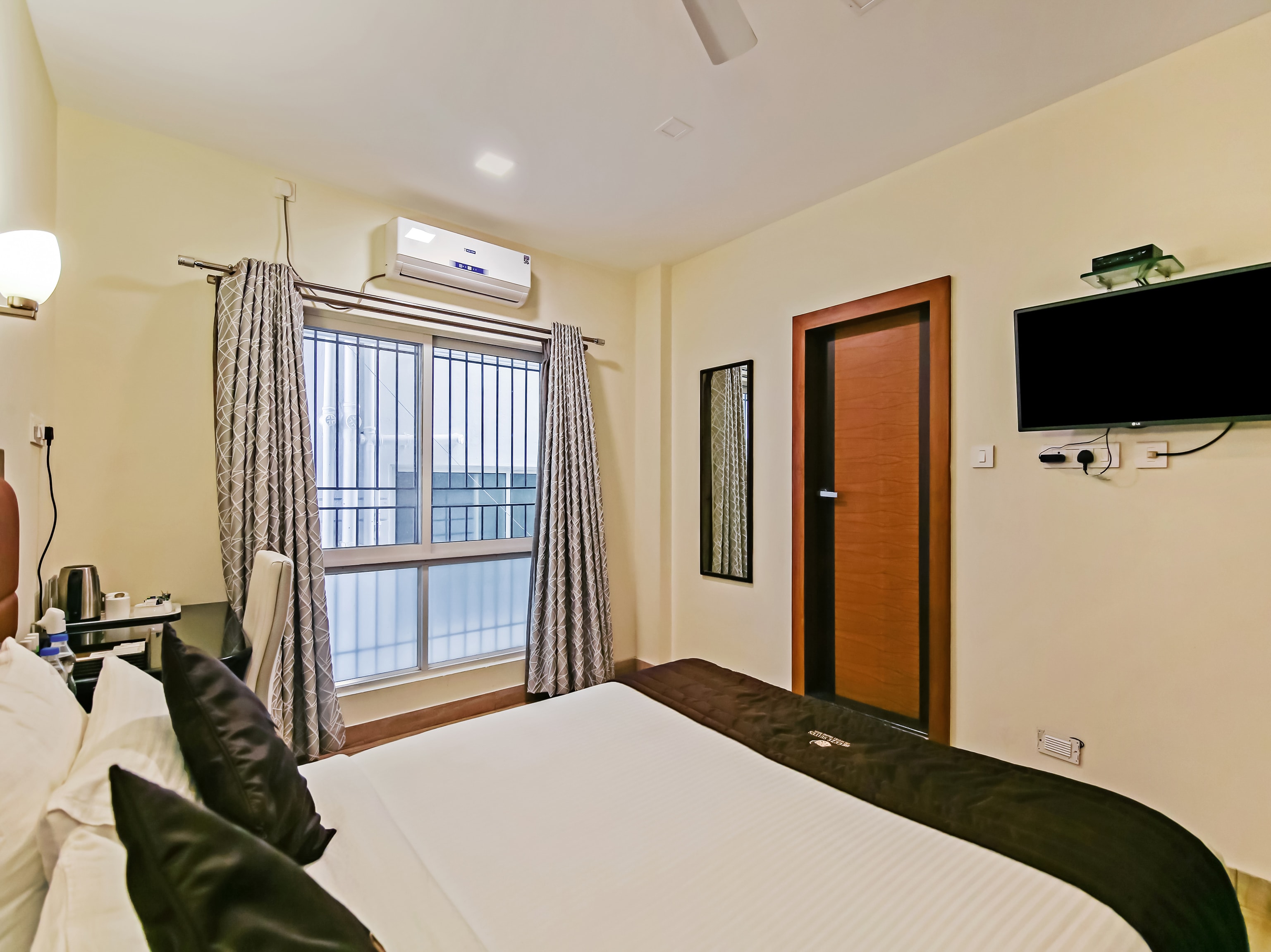 D BREEZE SUITES - Tap to explore photos