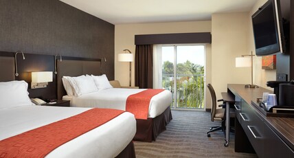 Holiday Inn Express Naples Downtown 5th Avenue Room Type - 2 Queen Standard Pool View Balcony