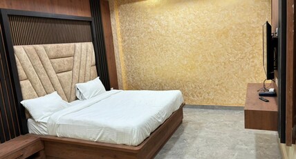 Hotel Leela Palace Room Type - Deluxe AC