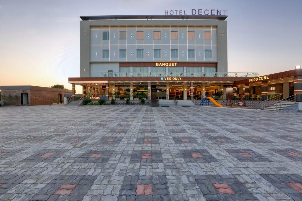 HOTEL DECENT - Tap to explore photos