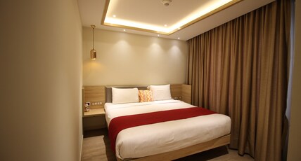 Jagadish International - Palace Road Room Type - Premium Queen