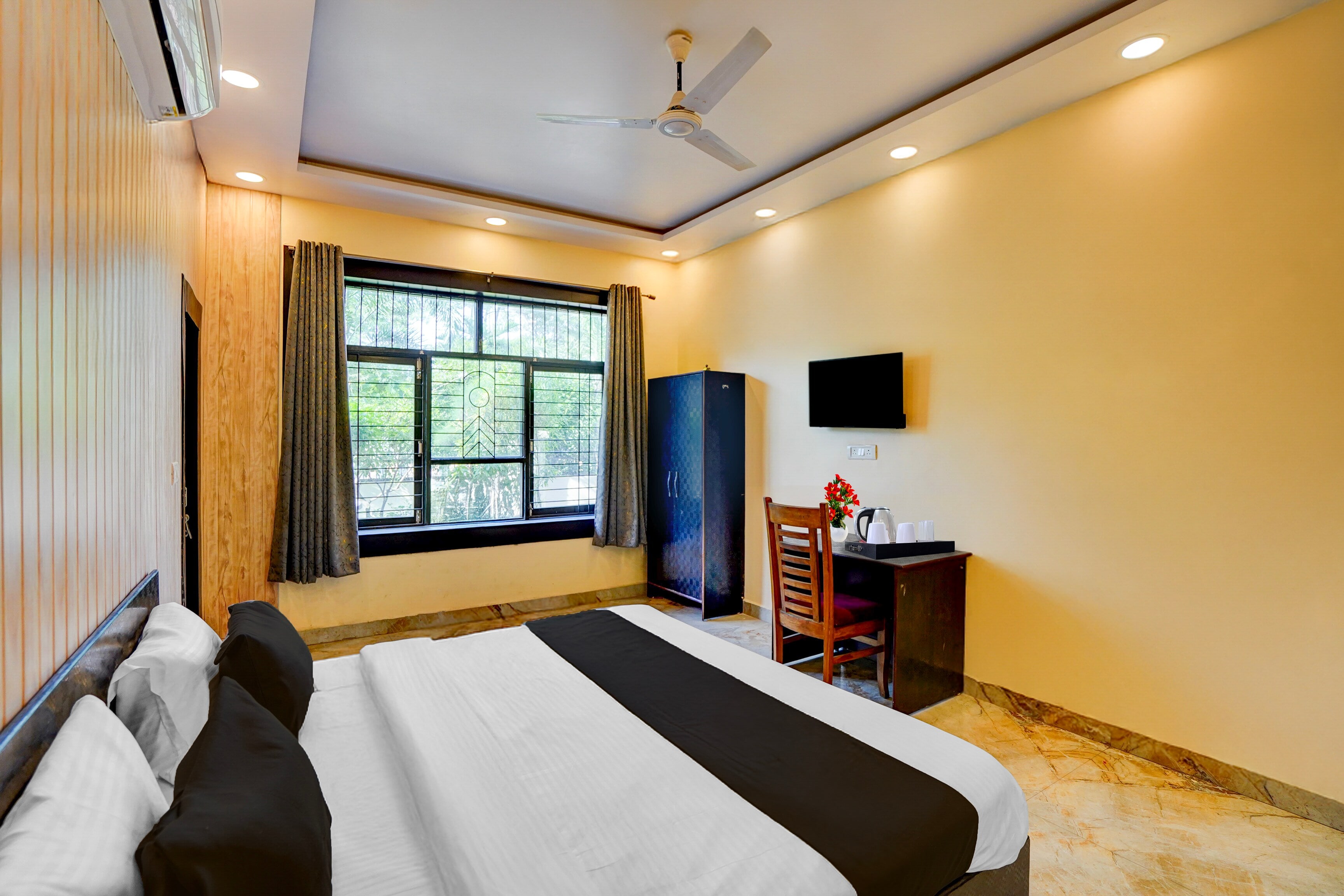 Collection O New Lucknow University Campus Formerly Tulsi Hotels And Lawn - Tap to explore photos