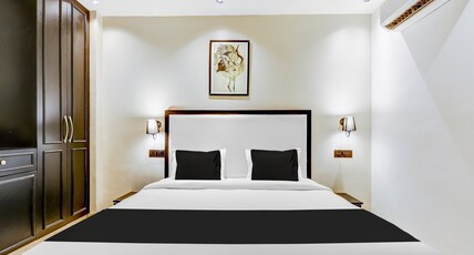 Super Townhouse Oak Udyog Vihar Room Type - Deluxe with Balcony