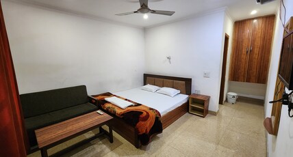 JUNAID GUEST HOUSE Room Type - Deluxe Double Room
