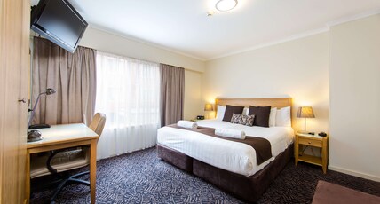 Best Western Plus Hovell Tree Inn Room Type - Apartment - 1 King 1 Queen Bed, Non-Smoking, Two Bedrooms, Full Kitchen, Balcony, Pillow Top Mattres
